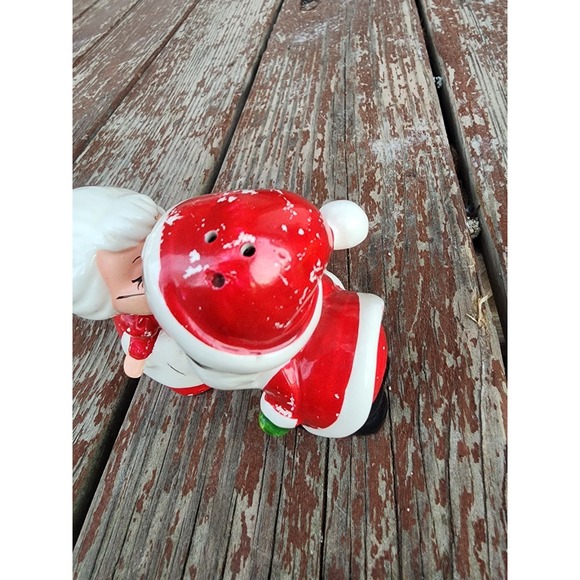 Vintage Japan Ceramic Mr. And Mrs. Claus Kissing Salt And Pepper Shakers 2 Pc - Picture 3 of 9